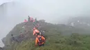 Dalam foto yang disediakan oleh Badan Nasional Pencarian dan Penyelamatan Indonesia (BASARNAS), anggota tim penyelamat melakukan operasi pencarian di sekitar Gunung Bulusaraung, Provinsi Sulawesi Selatan, Indonesia, Sabtu 17 Januari 2026. Minggu 18 Januari 2026, Tim SAR gabungan berhasil menemukan badan pesawat ATR 42-500 di kawasan Gunung Bulusaraung, wilayah perbatasan Kabupaten Maros dan Kabupaten Pangkep, Sulawesi Selatan. (BASARNAS via AP)