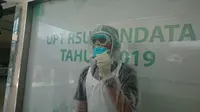 Petugas medis RS Undata Palu menggunakan alat pelindung diri. (Liputan6.com/ Heri Susanto).