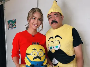 Adam Suseno suami Inul Daratista kerap tampil nyeleneh dengan berbagai kostum yang tak biasa. Jika dilihat dari unggahan di Instagram @inul.d, pedangdut yang populer dengan goyang ngebor itu memang hobi membagikan tingkah lucu suaminya. Tak jarang, ia juga membagikannya dalam sebuah video singkat. (Instagram/inul.d)