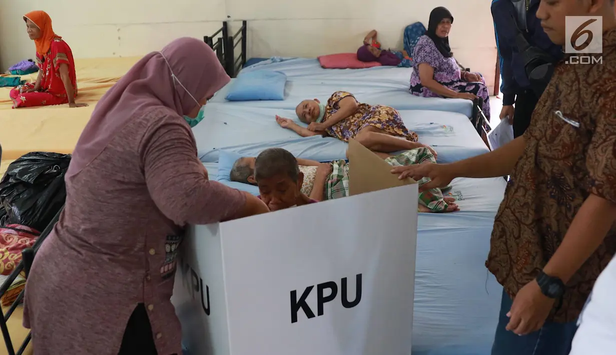 Panitia Pemungutan Suara (PPS) mendampingi lansia penghuni Panti Jompo Tresna Werdha Budi Mulia 1 yang menggunakan hak pilihnya dalam Pemilu 2019 di Cipayung, Jakarta Timur, Rabu (17/4). Pendampingan dilakukan terhadap lansia yang sedang sakit. (Liputan6.com/Immanuel Antonius)