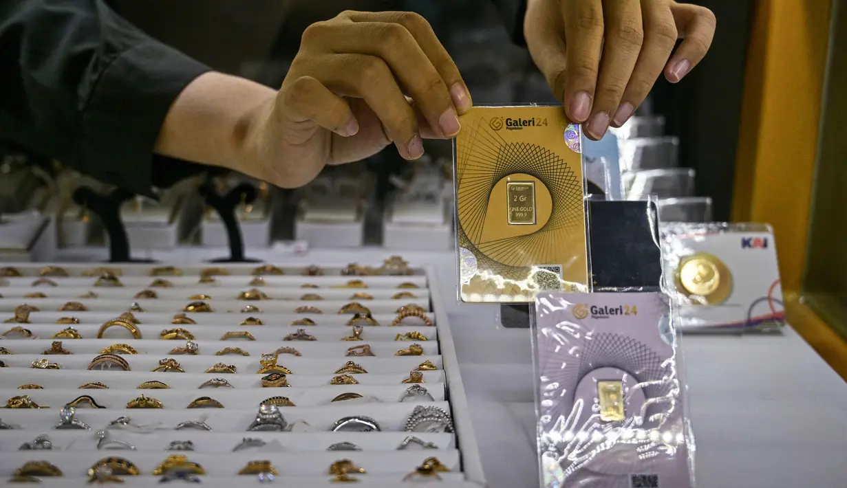 Berdasar situs resmi Sahabat Pegadaian, harga emas Antam kembali naik hari ini, Kamis (16/10/2025), ke harga Rp2.648.000 per gram. (Juni KRISWANTO/AFP)