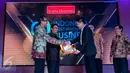 Perwakilan dari Emtek, Iwan Triono menerima penghargaan di Hotel Pullman, Jakarta, Jumat (24/2). Emtek mendapat penghargaan The Winner of Indonesia Most Innovative Business Award 2017 Category Advertising, Printing, and Media.(Liputan6.com/Gempur M Surya)