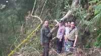 Sebanyak 4 orang meninggal dunia akibat tertimpa pohon saat berburu di hutan lindung Kampung Cikolak, Kecamatan Peundeuy, Kabupaten Garut. (Liputan6.com/ Dok Polres Garut)