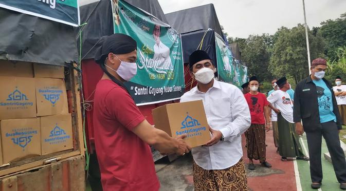 Gus Yasin Panglima Santri Gayeng cek isi bantuan yang dikumpulkan santri untuk dibagikan ke 18 ribu warga niskin. (Foto: Liputan6.com/Felek Wahyu)