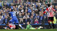 Samuel Eto'o merayakan gol lawan Sunderland (IAN KINGTON / AFP)