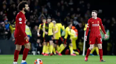 Pemain Liverpool Andrew Robertson (kanan) bereaksi setelah pemain Watford Troy Deeney mencetak gol ke gawang timnya dalam pertandingan Liga Inggris di Vicarage Road Stadium, Watford, Inggris, Sabtu (29/2/2020). Watford membantai Liverpool 3-0. (AP Photo/Alastair Grant)