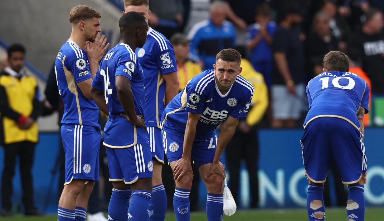 Reaksi kecewa para pemain Leicester City setelah dipastikan terdegradasi meski menang atas West Ham United pada laga Liga Inggris 2022/2023 di King Power Stadium, Leicester (28/5/2023). Leicester City harus terdegradasi dari Premier League karena hanya menempati posisi ke-18 dari 20 kontestan pada akhir musim 2022/2023. The Foxes pernah satu kali menjuarai Premier League pada musim 2015/2016. (AFP/Darren Staples)