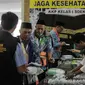 Panitia Penyelenggara Ibadah Haji (PPIH) memberikan perlengkapan untuk calon jemaah haji kloter pertama di Asrama Haji, Jakarta, Sabtu (6/7/2019). Sebelum diberangkatkan, petugas mengecek kembali 385 calon jamaah untuk melakukan kelengkapan administrasi. (Liputan6.com/Faizal Fanani)