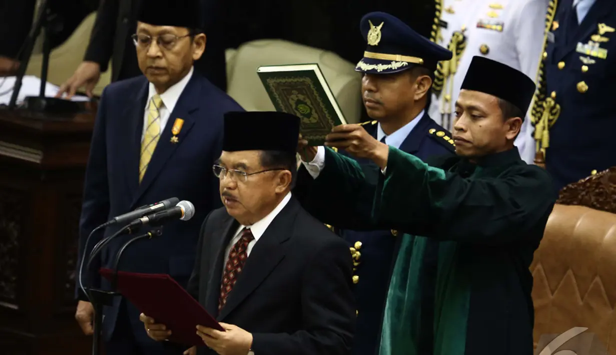 Wakil Presiden Terpilih Jusuf Kalla mengucapkan sumpah jabatan saat pelantikannya di Senayan, Jakarta, Senin (20/10/2014) (Liputan6.com/Andrian M Tunay)