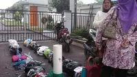 Membludak, Antrean BPJS di Bogor Pakai Helm