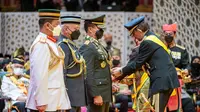 Panglima TNI, Jenderal TNI Andika Perkasa menerima penghargaan Darjah Paduka Keberanian Laila Terbilang Yang Amat Gemilang Darjah​ Pertama dari Sultan Brunei. (KBRI Bandar Seri Begawan)