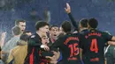 Saat para pemain dan staf pelatih Barca berkumpul di samping lingkaran tengah dan mulai berpesta. Pihak tuan rumah menyiramkan air ke lapangan yang membuat skuad Barca bubar hingga masuk ke ruang ganti pemain. (AP Photo/Joan Monfort)
