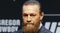 Conor McGregor saat konferensi pers untuk pertarungan seni bela diri campuran UFC 246 melawan Donald "Cowboy" Cerrone di Las Vegas (15/1/2020). Ini adalah kali ketiga McGregor tampil di kelas welter setelah dua kali bertarung melawan Nate Diaz. (AP Photo/John Locher)