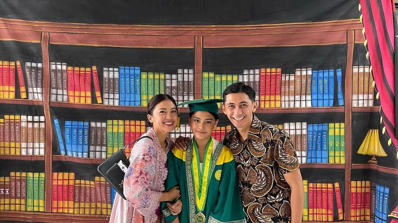 Tyna Dwi Jayanti dan Kenang Mirdad hadir dalam wisuda anak mereka (Foto: Instagram @tynadwijayanti)