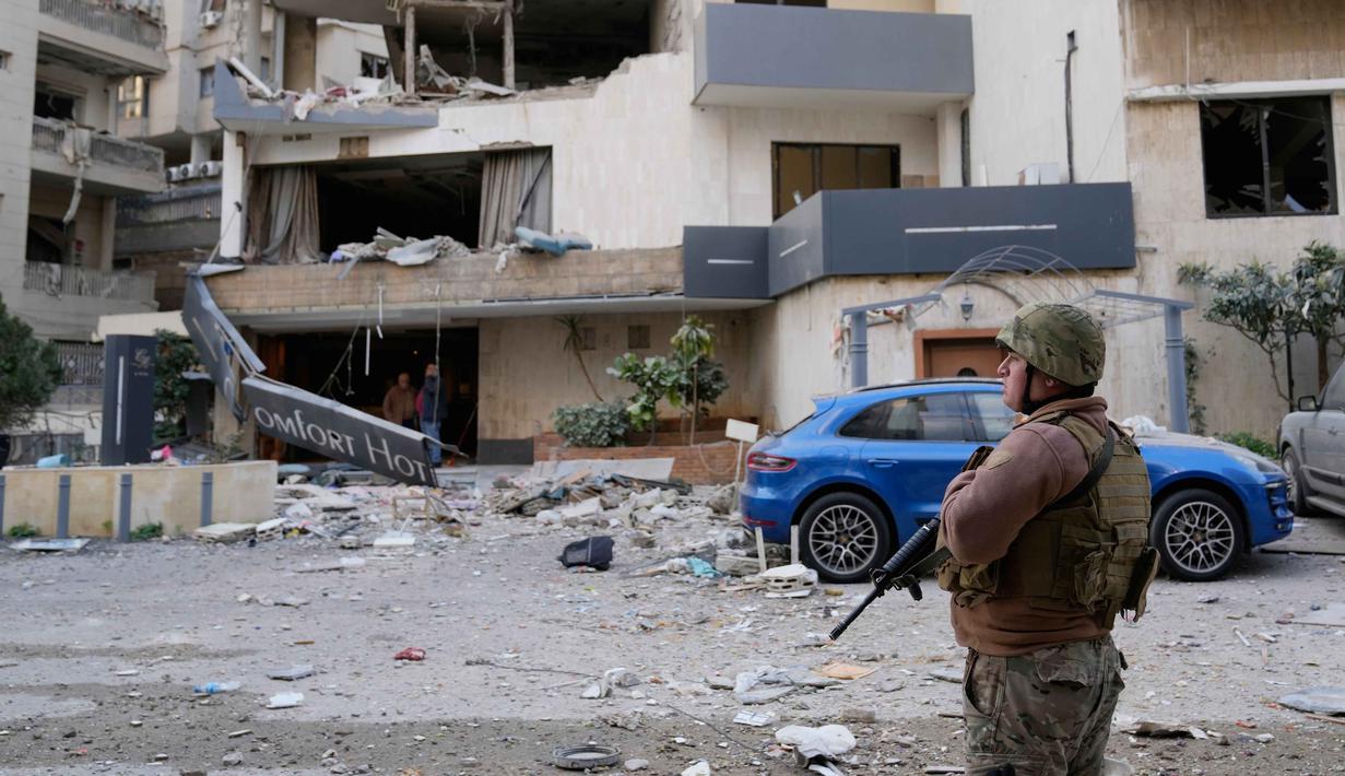 Serangan Israel, pada Rabu (4/3/2026), juga menghantam sebuah hotel di kawasan Hazmieh, sebelah timur Beirut, Lebanon. Tampak dalam foto, seorang tentara Lebanon berdiri di depan hotel yang rusak akibat serangan udara Israel di Hazmieh, sebelah timur Beirut, Lebanon, Rabu 4 Maret 2026. (AP Photo/Hussein Malla)