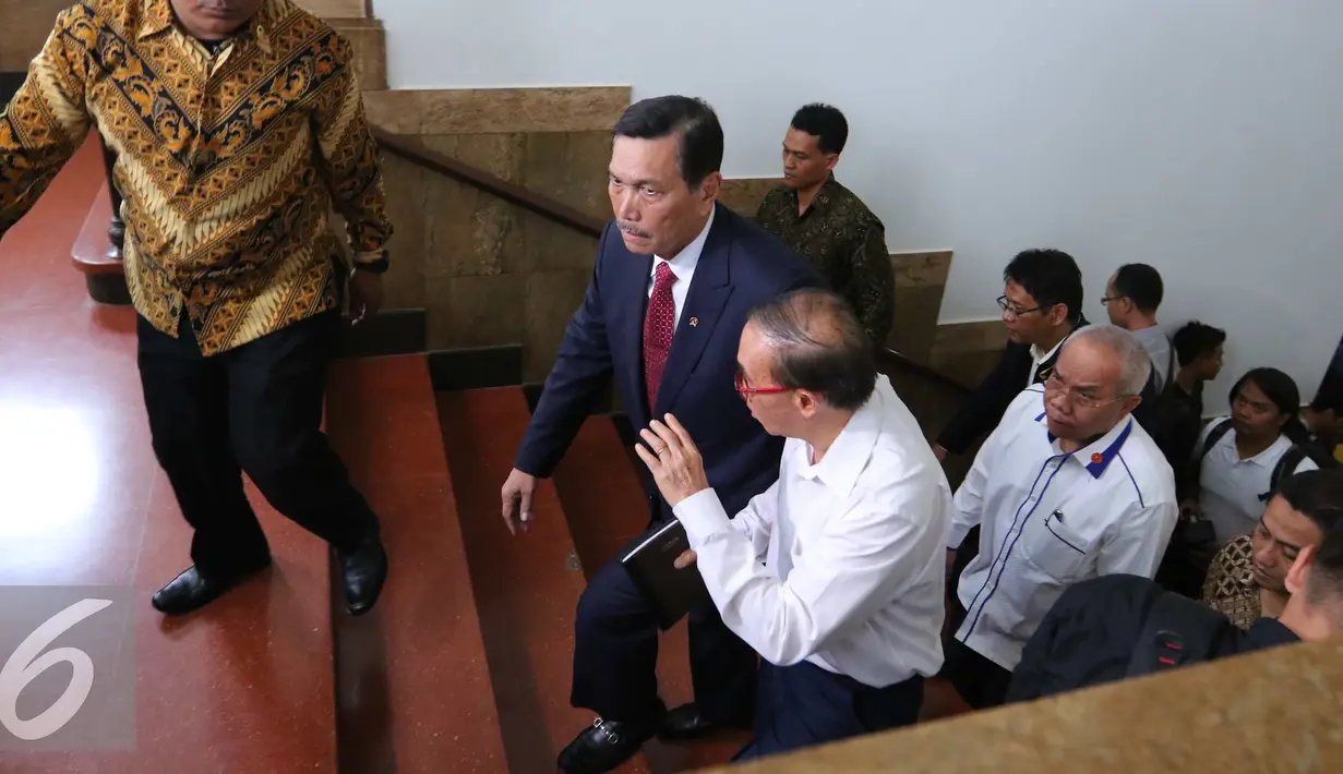 Plt Menteri ESDM, Luhut B Pandjaitan menaiki anak tangga di Kementerian ESDM, Jakarta, (16/8). Kedatangan luhut merupakan yang pertama kali saat memimpin instansi tersebut dan langsung berkordinasi dengan pejabat ESDM. (Liputan6.com/Angga Yuniar)