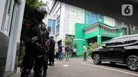 Anggota Brimob bersenjata lengkap berjaga usai penembakan di Kantor Majelis Ulama Indonesia (MUI) Jakarta, Selasa (2/5/2023). Penembakan yang terjadi antara pukul 10.00-11.00 WIB tersebut melukai tiga orang staff dan pelaku dikabarkan tewas saat diamankan petugas kepolisian. (Liputan6.com/Faizal Fanani)