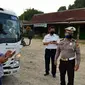 Personel kepolisian memeriksa kendaraan penumpang di salah satu perbatasan Pekanbaru dengan kabupaten lain. (Liputan6.com/M Syukur)