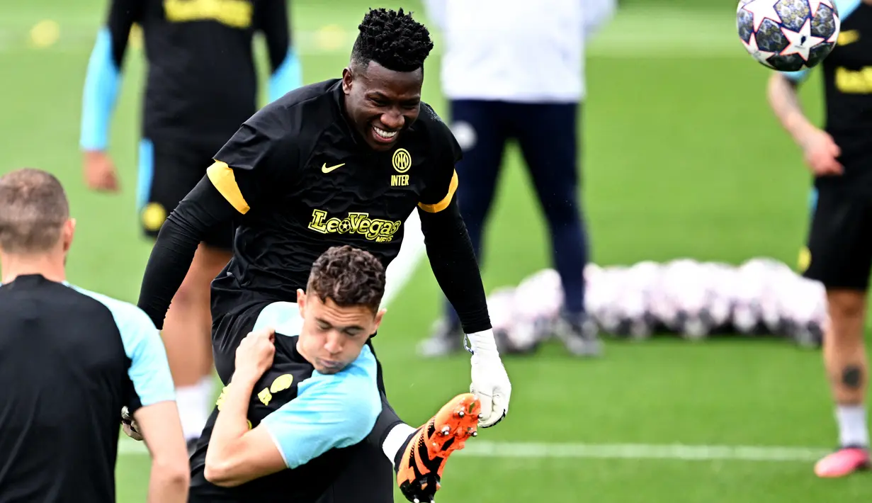 Melihat rekor pertemuan di Liga Champions, Milan pantas difavoritkan karena tak pernah kalah dari tetangga mereka.  (AFP/Gabriel Bouys)