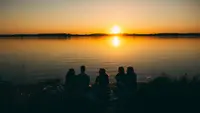 Ilustrasi senja, sunset, matahari terbenam, sahabat. (Image by wirestock on Freepik)
