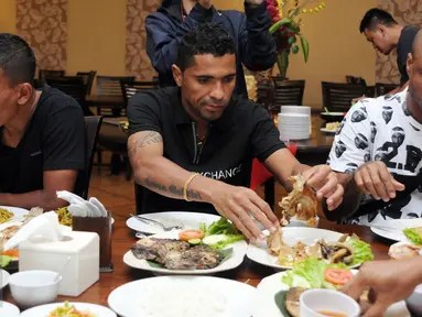 Penyerang Sriwijaya FC, Alberto Goncalves (tengah) menyantap hidangan di salah satu restoran di Bandung, Sabtu (19/3/2016). Manejemen Sriwijaya FC memilih makan bersama saat jeda laga turnamen Piala Bhayangkara 2016. (Liputan6.com/Helmi Fithriansyah)