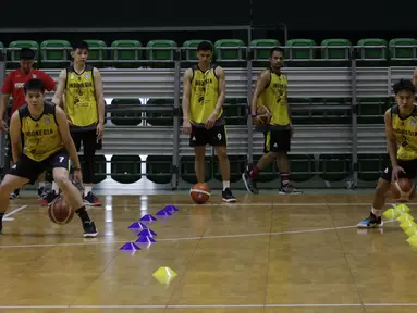 Pebasket Indonesia saat sesi latihan di GBK Arena, Jakarta, Senin, (14/9). Latihan tersebut untuk persiapan SEA Games 2019. (Bola.com/M Iqbal Ichsan)