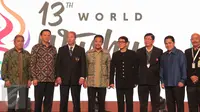 Menpora Imam Nahrawi (keempat kiri) dan Duta Wushu Dunia Jet Li (keempat kanan) beserta para tamu lainnya berpose saat acara pembukaan Kejuaraan Dunia Wushu ke-13 di Jakarta Convention Centre, Jakarta, (13/11/2015). (Liputan6.com/Angga Yuniar)