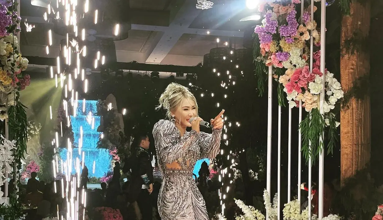 Tak tanggung-tanggung, lihat lebih dekat penampilan keseluruhan Inul saat manggung. Inul memilih mengenakan structured dress penuh payet silver yang dramatis. Foto: Instagram.