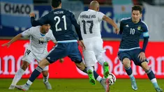 Duel panas terjadi antara Argentina melawan Uruguay saat pertandingan Copa America 2015 di Stadion La Portada, Chile, (17/6/2015). Argentina meraih kemenangan tipis 1-0 atas Uruguay. (Reuters/Henry Romero)