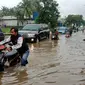 Genangan terjadi duduga dari aliran saluran pembuangan Tol JORR II di Kecamatan Benda, Tangerang. (Liputan6.com/Pramita Tristiawati)