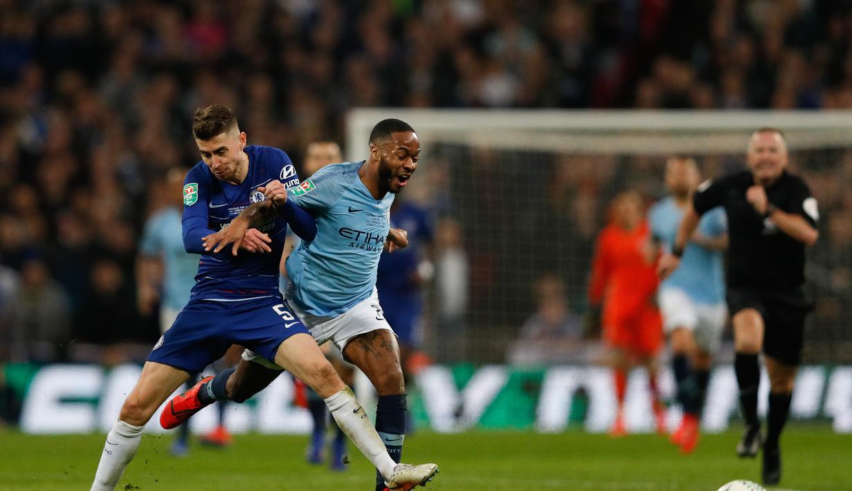 Raheem Sterling saat dijatuhkan Jorginho pada laga final Carabao Cup 2019 yang berlangsung di stadon Wembley, London, Senin (25/2). Man City menang 4-3 atas Chelsea lewat drama adu penalti. (AFP/Glyn Kirk)