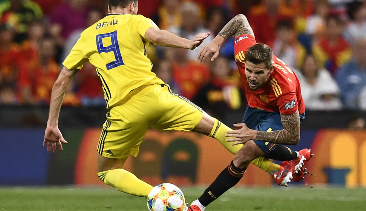 Bek Spanyol, Inigo Martinez, dijatuhkan striker Swedia, Marcus Berg, pada laga Kualifikasi Piala Eropa 2020 di Stadion Santiago Bernabeu, Madrid, Senin (10/6). Spanyol menang 3-0 atas Swedia. (AFP/Oscar Del Pozo)