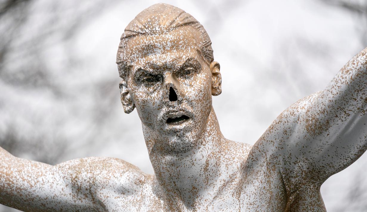 Penampakan hidung patung Zlatan Ibrahimovic yang rusak di depan Stadion Malmo FF, Swedia, Minggu (22/12). Perusakan patung tersebut dilakukan fans Malmo karena kecewa sang idola berinvestasi di klub rival, Hammarby. (AFP/Johan Nilsson)