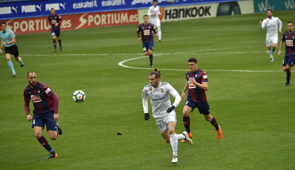 Striker Real Madrid, Gareth Bale, mengejar bola saat pertandingan melawan Eibar, pada laga La Liga di Stadion Ipurua, Sabtu (10/3/2018). Eibar takluk 1-2 dari Real Madrid. (AP/Alvaro Barrientos)