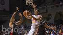 Pebasket Hang Tuah, Andrie Ekayana, berusaha memasukan bola saat melawan Aspac pada laga IBL 2017 di Britama Arena, Jakarta, Sabtu (18/2/2017). Aspac menang 72-62. (Bola.com/Vitalis Yogi Trisna)