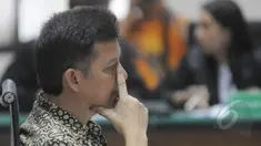 Terdakwa kasus TransJakarta Drajad Adhyaksa mengikuti sidang pembacaan vonis di Pengadilan Tipikor, Jakarta, Jumat (6/3). Drajad divonis 5 tahun penjara dan denda Rp 250 juta atas kasus pengadaan bus Transjakarta tahun 2013. (Liputan6.com/Herman Zakharia)