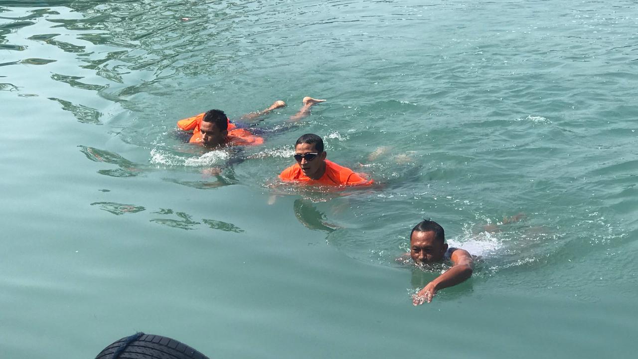 Wagub DKI sandiaga Uno, berenang menuju Pulau Sebira (Liputan6.com/Yunizafira)