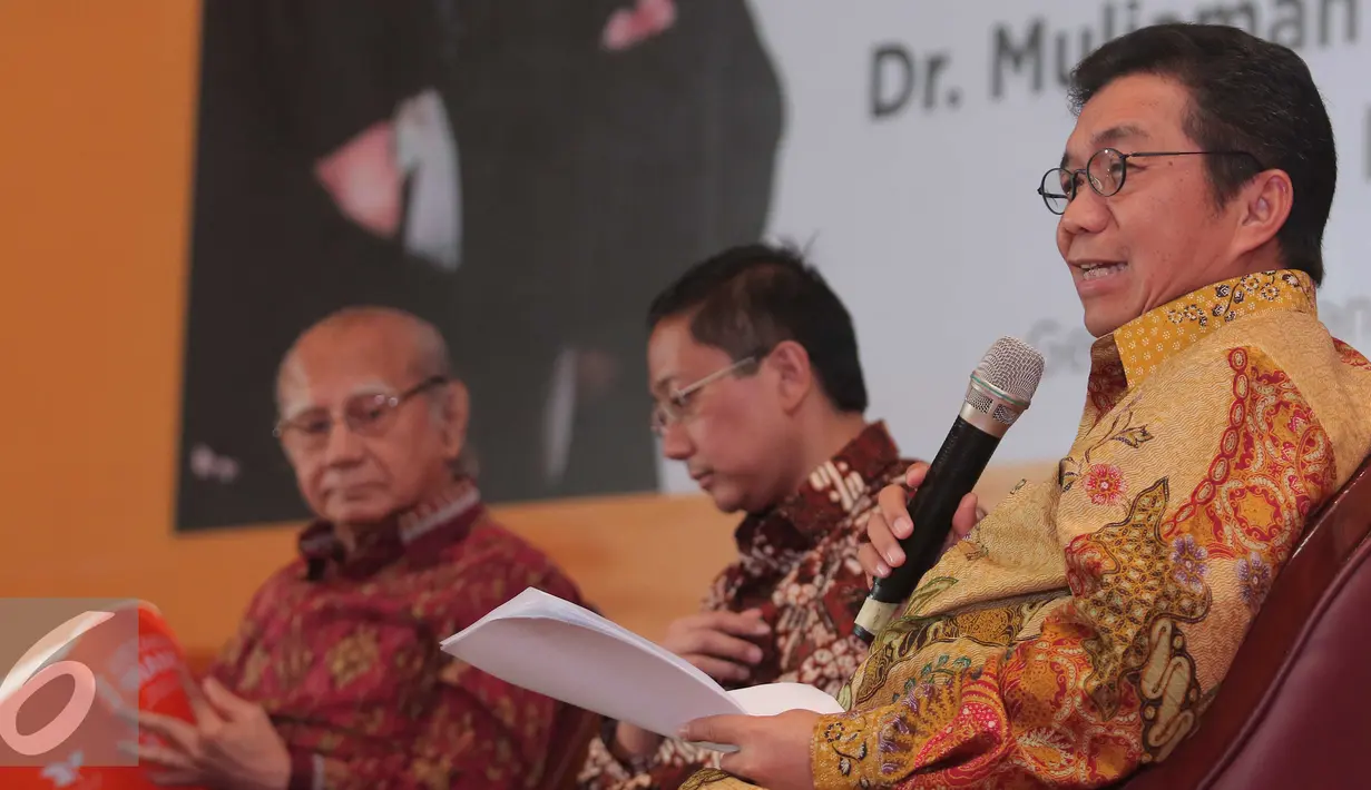 Ketua OJK Muliaman D. Hadad (kanan) saat menjadi pembicara dalam bedah buku "Sustainable Financing" di Jakarta, Jumat (4/12). Buku tersebut menjabarkan konsep dasar praktik-praktik sustainable financing. (Liputan6.com/Angga Yuniar)
