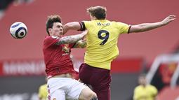 Bek Manchester United, Victor Lindelof, duel udara dengan pemain Burnley, Chris Wood, pada laga Liga Inggris di Stadion Old Trafford, Minggu (18/4/2021). MU menang 3-1 Burnley. (Stu Forster/Pool via AP)