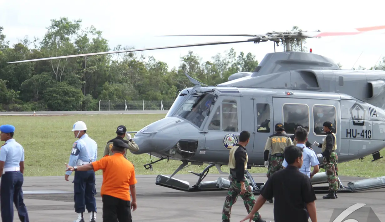 Sebuah helikopter yang membawa dua jenazah dari AirAsia QZ 8501 mendarat di Pangkalan Bun, Kalteng, Kamis (1/1/2014).  (Liputan6.com/Herman Zakharia)
