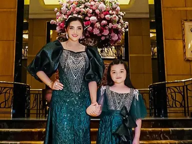 Ashanty sering membagikan momen saat mengenakan busana kembar dengan Arsy lewat akun Instagram pribadinya. Pasangan ibu dan anak ini lantas membuat para netizen ikutan gemas yang mengiranya seperti kakak adik.(Liputan6.com/IG/@ashanty_ash)