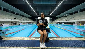 Perenang DKI Jakarta, Adelia Chantika berpose dengan memegang penghargaan perenang putri terbaik KU 2 (Kelompok Umur 2) dalam Kejuaraan Nasional Akuatik Indonesia 2026 di Stadion Akuatik Gelora Bung Karno, Senayan, Jakarta, Jumat (01/05/2026). (Bola.com/Bagaskara Lazuardi)
