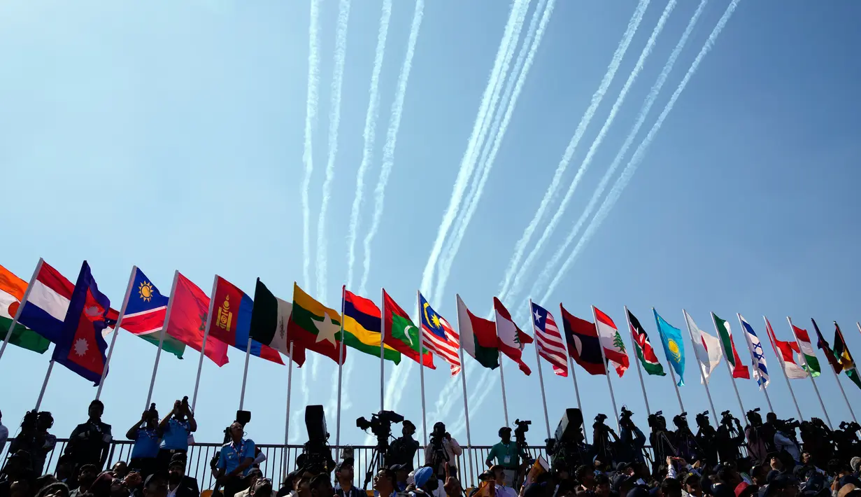 Bendera negara peserta ditempatkan berjajar saat peresmian Aero India 2023 di pangkalan udara Yelahanka, Bengaluru, India, Senin (13/2/2023). Aero India adalah acara dua tahunan dengan demonstrasi terbang oleh tim pengganti dan militer serta paviliun komersial tempat perusahaan penerbangan memamerkan produk dan teknologi mereka. (AP Photo/Aijaz Rahi)