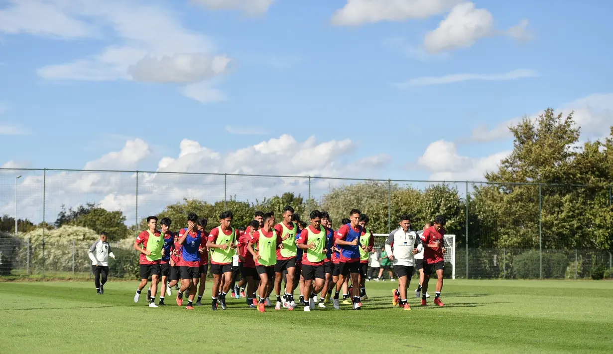 Pemain Timnas Indonesia U-17 melakukan pemanasan dengan berlari mengitari lapangan dalam latihan perdana di Borussia-Park Training Ground, Jerman, Selasa (19/9/2023). Tim asuhan Bima Santi tersebut tiba di Jerman untuk menjalani pemusatan latihan plus sejumlah uji coba. (Dok. PSSI)