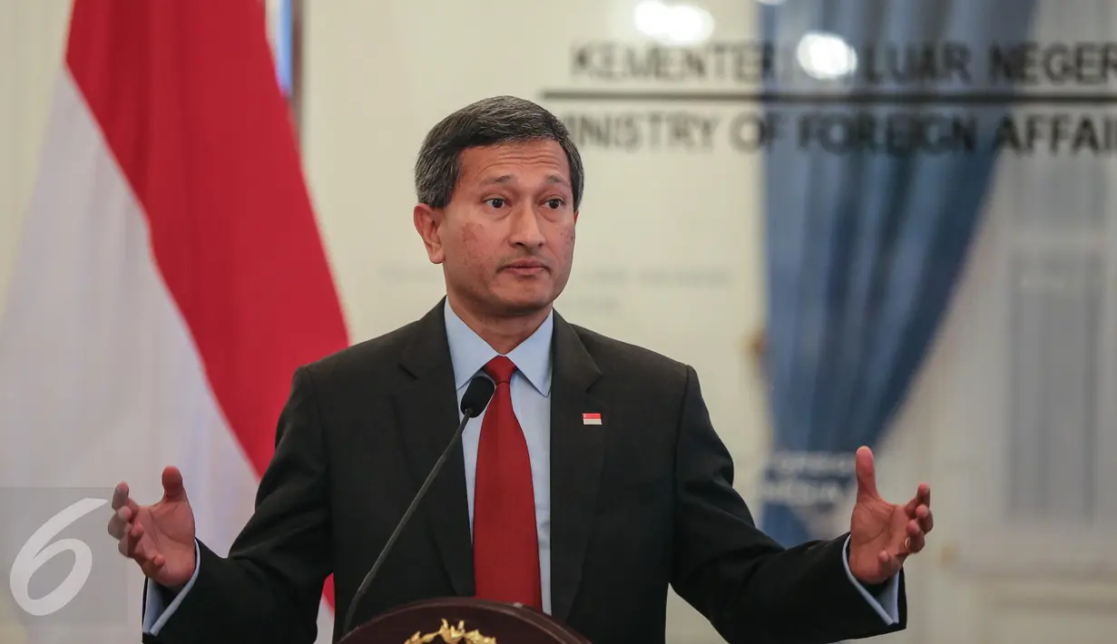 Menteri Luar Negeri Singapura Vivian Balakrishnan memberikan keterangan usai pertemuan dengan Menlu Indonesia di Gedung Pancasila, Jakarta, (12/1). Kedatangan Menlu Singapura tersebut membahas penguatan hubungan bilateral. (Liputan6.com/Faizal Fanani)