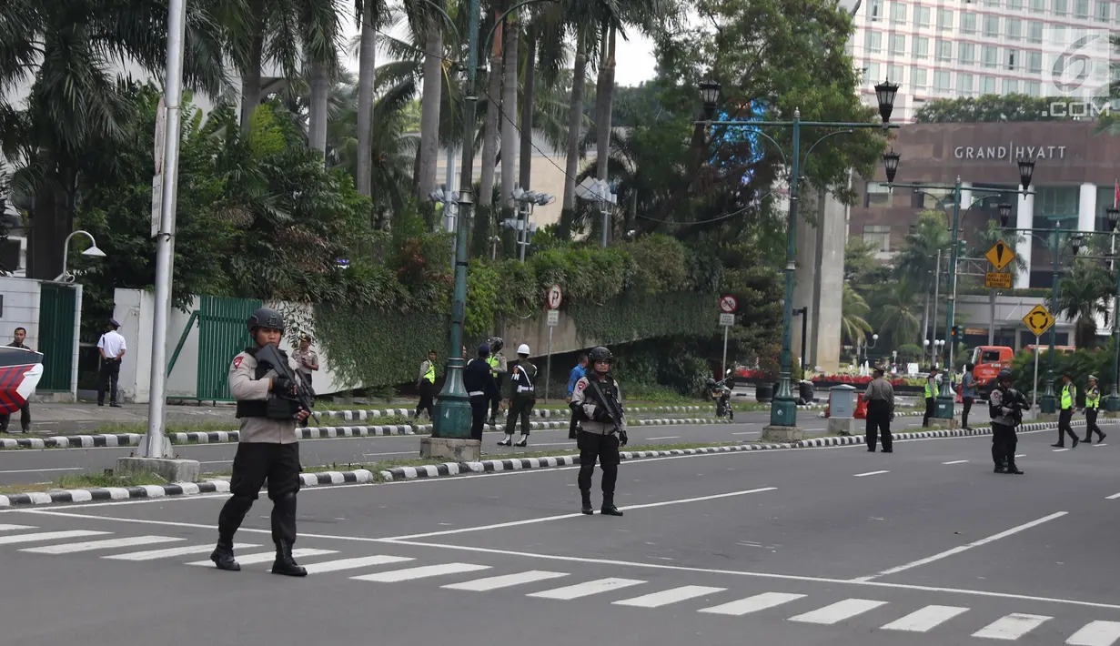 Personel Brimob melakukan pengamanan di sekitar Hotel Mandarin Oriental, Jakarta, Minggu (2/7). Seusai berlibur selama sepekan terakhir di Indonesia, rombongan Barack Obama akan menuju Seoul melalui Bandara Halim Perdanakusuma. (Liputan6.com/Angga Yuniar)