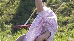 Putri Charlotte melakukan jungkir balik saat menghadiri acara amal bertajuk Maserati Royal Charity Polo Trophy di Beaufort Polo Club, Gloucestershire, Minggu (10/6). Charlotte terlihat lucu dan menggemaskan dalam balutan floral dress warna pink (AP Photo)