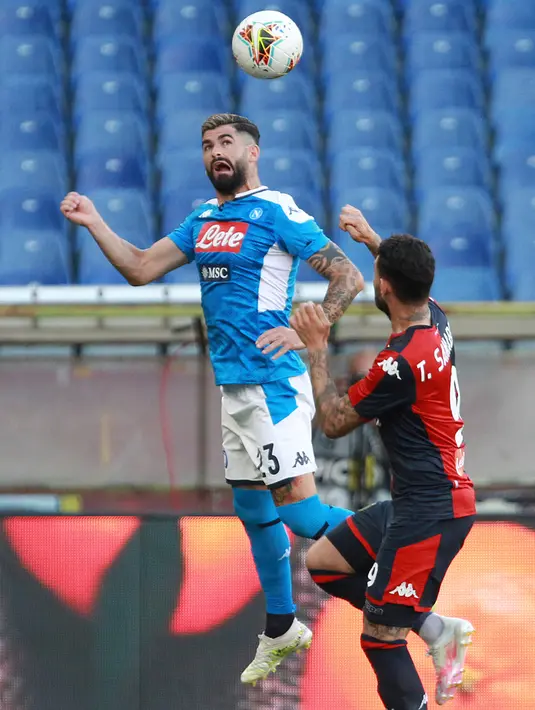 Bek Napoli, Elseid Hysaj melompat untuk merebut bola saat bertandang ke markas Genoa pada pekan ke-31 Serie A Liga Italia musim 2019/2020 di Stadion Luigi Ferraris, Rabu (8/7/2020). Napoli unggul tipis 2-1 atas Genoa. (Tano Pecoraro / LaPresse via AP)