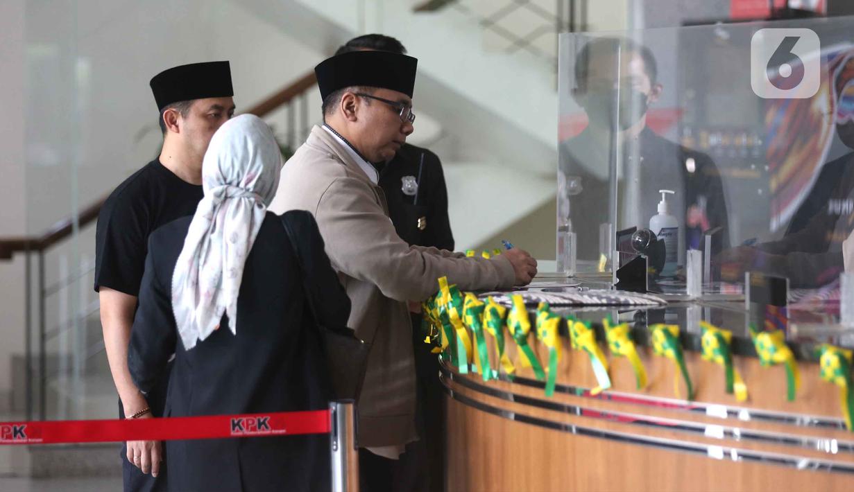 Yaqut Cholil Qoumas diperiksa sebagai tersangka dugaan tindak pidana korupsi terkait kuota haji untuk penyelenggaraan ibadah haji Indonesia tahun 2023-2024. Tampak dalam foto, mantan Menteri Agama, Yaqut Cholil Qoumas (kanan) sesaat sebelum menjalani pemeriksaan di gedung Merah Putih Komisi Pemberantasan Korupsi (KPK), Jakarta, Kamis (12/3/2026). (Liputan6.com/Helmi Fithriansyah)