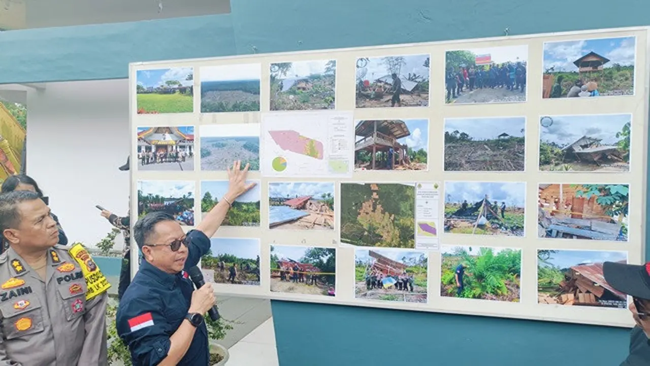 Dirjen Gakkum KLHK Rasio Ridho Sani menunjukkan foto-foto perambahan hutan Taman Nasional Tesso Nilo di Kabupaten Pelalawan.